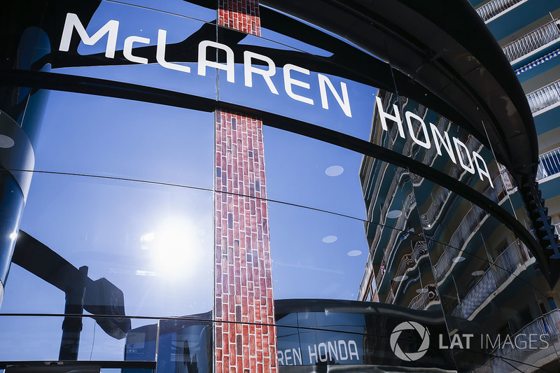 Моторхоум McLaren, украшенный в стилистике гонки «Инди 500», в которой участвует гонщик команды Ферн