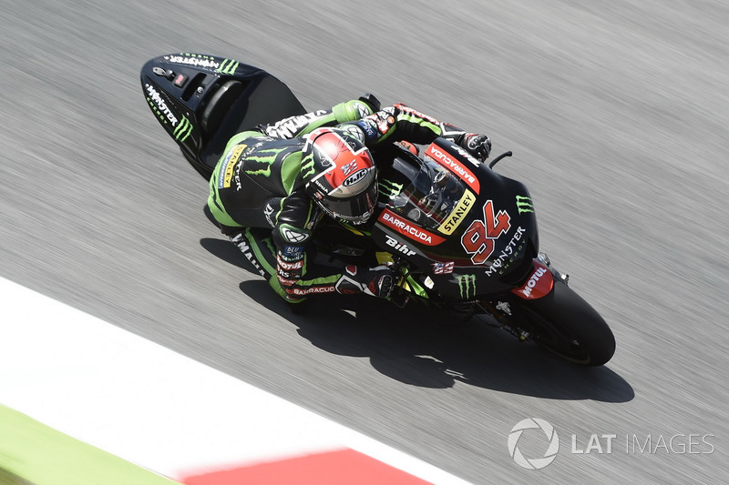 Jonas Folger mit Aufkleber auf dem Helm und an der Front des Bikes