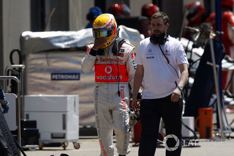 Lewis Hamilton, McLaren MP4-23, keert terug naar de pits na een crash met Kimi Raikkonen, Ferrari F2