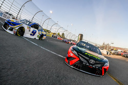 Martin Truex Jr., Furniture Row Racing, Toyota Camry Bass Pro Shops/5-hour ENERGY y Chase Elliott, Hendrick Motorsports, Chevrolet Camaro NAPA Auto Parts lidera al grupo en la bandera verde