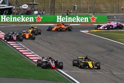 Kevin Magnussen, Haas F1 Team VF-18 y Nico Hulkenberg, Renault Sport F1 Team R.S. 18 batalla