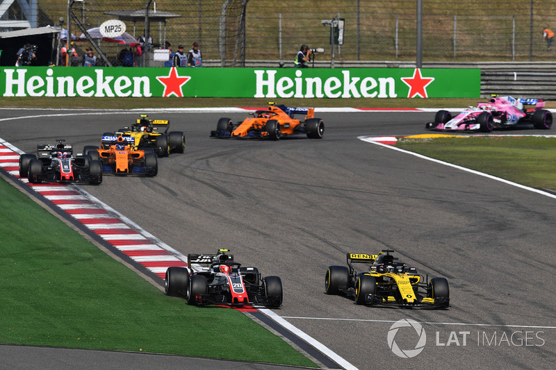 Kevin Magnussen, Haas F1 Team VF-18, Nico Hulkenberg, Renault Sport F1 Team R.S. 18