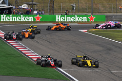 Kevin Magnussen, Haas F1 Team VF-18 y Nico Hulkenberg, Renault Sport F1 Team R.S. 18 batalla