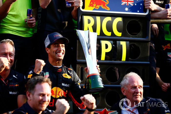 Il vincitore della gara Daniel Ricciardo, Red Bull Racing, Jonathan Wheatley, Team Manager, Red Bull Racing, Christian Horner, Team Principal, Red Bull Racing, Helmut Markko, Consulente, Red Bull Racing, Max Verstappen, Red Bull Racing,e il team Red Bull, 