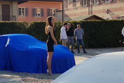 Una modella accanto alla Porsche 911 GT3 Cup di Alessio Rovera, Tsunami RT, sotto il telo