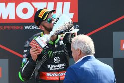 Sur le podium, le vainqueur Tom Sykes, Kawasaki Racing