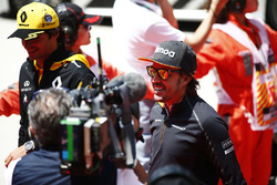 Carlos Sainz Jr., Renault Sport F1 Team, and Fernando Alonso, McLaren
