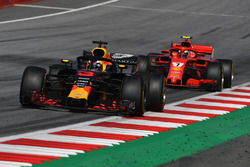 Daniel Ricciardo, Red Bull Racing RB14 leads Kimi Raikkonen, Ferrari SF71H