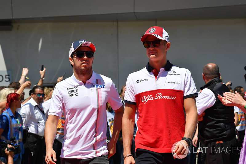 Sergio Perez, Force India et Marcus Ericsson, Sauber lors de la parade des pilotes