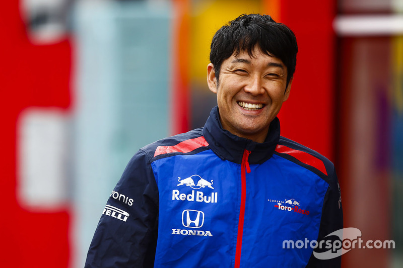 Un membre de Toro Rosso Honda dans le paddock