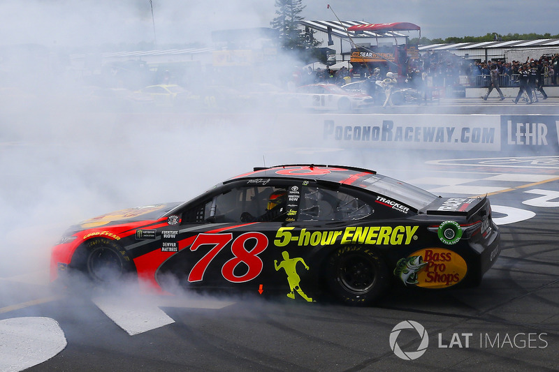 Победитель гонки Мартин Труэкс-младший, Furniture Row Racing, Toyota Camry Bass Pro Shops/5-hour ENERGY
