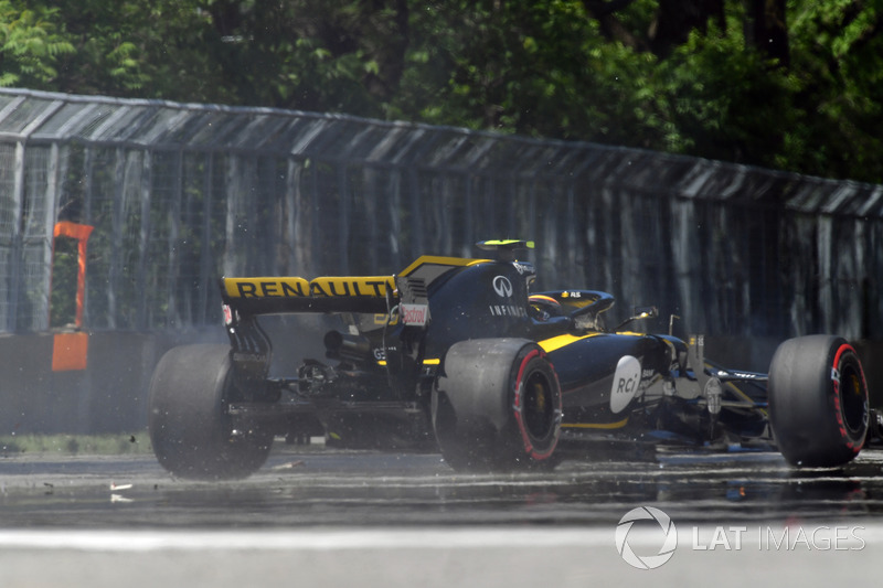 Carlos Sainz Jr., Renault Sport F1 Team R.S. 18 hits the wall in FP2