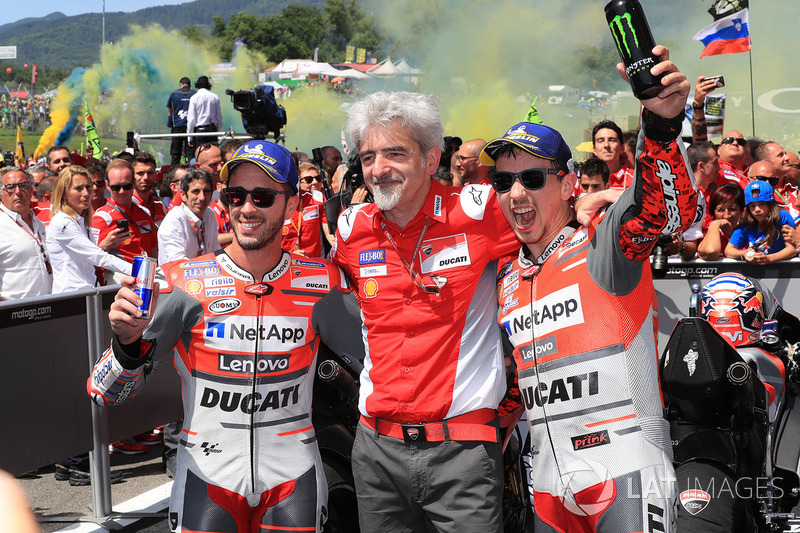 Gigi Dall'Igna, General Manager Ducati Team, (tengah) bersama peraih dua podium teratas, Andrea Dovizioso dan Jorge Lorenzo