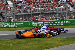 Fernando Alonso, McLaren MCL33, Marcus Ericsson, Sauber C37 et Pierre Gasly, Scuderia Toro Rosso STR13 au départ