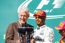 Race winner Lewis Hamilton, Mercedes AMG F1 on the podium from Former US President Bill Clinton