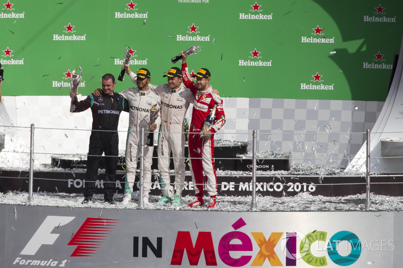 Podium: second place Nico Rosberg, Mercedes AMG F1, Tom Walton, Mercedes AMG F1 Engineer, Race winne