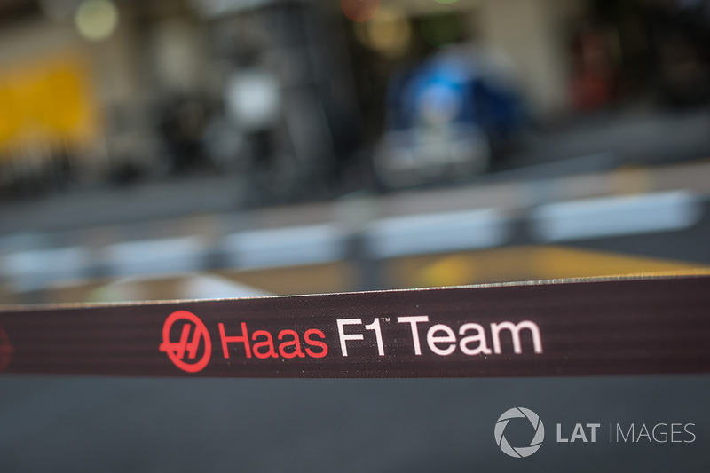 Haas F1 barrera de garaje