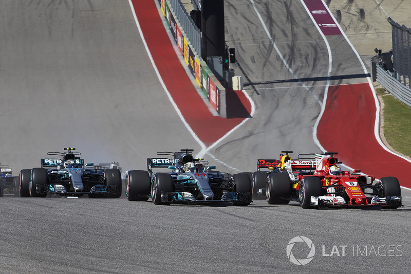 Sebastian Vettel, Ferrari SF70H, Lewis Hamilton, Mercedes AMG F1 W08, Valtteri Bottas, Mercedes AMG F1 W08, Daniel Ricciardo, Red Bull Racing RB13, at the start