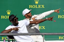 Winnaar Lewis Hamilton, Mercedes AMG F1 op het podium met Usain Bolt