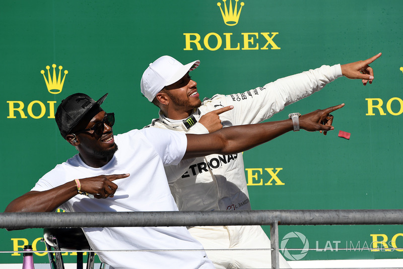 Il vincitore della gara Lewis Hamilton, Mercedes AMG F1 festeggia sul podio con Usain Bolt