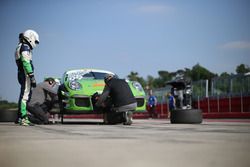 Meccanici al lavoro sulla Porsche 911 GT3 Cup di Stefano Stefanelli / Luca Lorenzini, Dinamic / Shade Motorsport