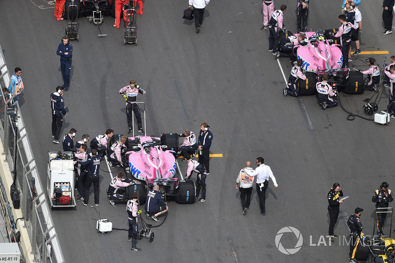 Sergio Perez, Force India VJM11 y Esteban Ocon, Force India VJM11