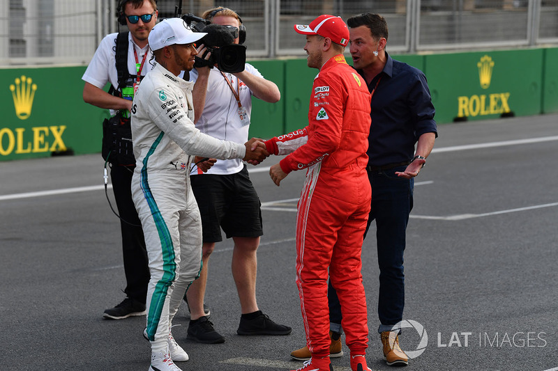 Ganador de la pole Sebastian Vettel, Ferrari y Lewis Hamilton, Mercedes-AMG F1 celebran