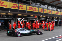 Lewis Hamilton, Mercedes-AMG F1 W09 EQ Power+, supera il box Ferrari