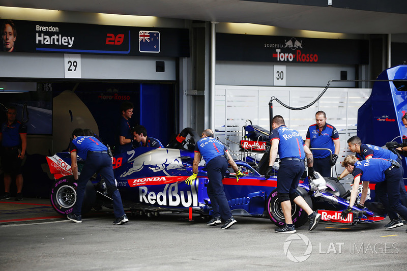 Brendon Hartley, Toro Rosso STR13 Honda, vuelve a los boxes