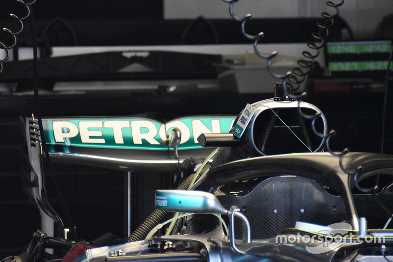 Автомобиль Mercedes AMG F1 W09 в гараже