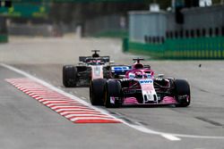 Sergio Perez, Force India VJM11 Mercedes, voor Romain Grosjean, Haas F1 Team VF-18 Ferrari