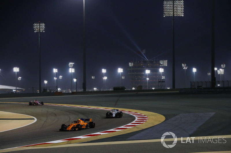 Stoffel Vandoorne, McLaren MCL33 Renault, y Sergey Sirotkin, Williams FW41 Mercedes