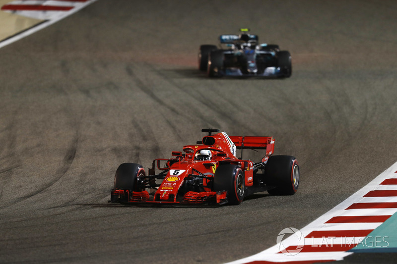 Sebastian Vettel, Ferrari SF71H, devant Valtteri Bottas, Mercedes AMG F1 W09