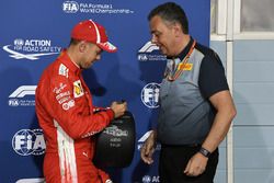 Sebastian Vettel, Ferrari recibe el premio Pirelli Pole Position de Mario Isola, Director Deportivo Pirelli