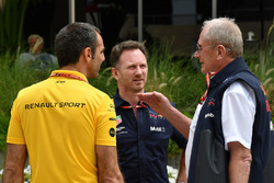 Руководитель Red Bull Racing Кристиан Хорнер, спортивный консультант Red Bull Хельмут Марко и управляющий директор Renault Sport F1 Сириль Абитбуль