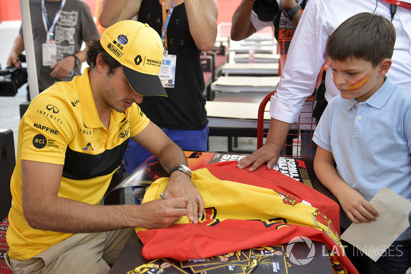 Carlos Sainz Jr., Renault Sport F1 Team at the autograph session