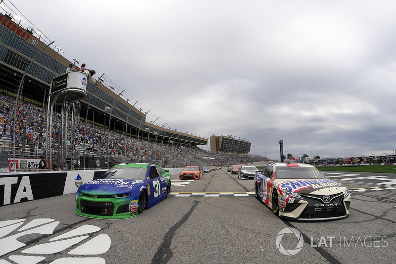 Kyle Busch, Joe Gibbs Racing, Snickers Almond Toyota Camry y Ryan Newman, Richard Childress Racing, Liberty National Chevrolet Camaro