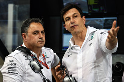 Ron Meadows, Mercedes AMG F1 Team Manager e Toto Wolff, Direttore del Motorsport Mercedes AMG F1