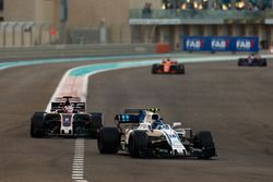 Лэнс Стролл, Williams FW40, и Ромен Грожан, Haas F1 Team VF-17
