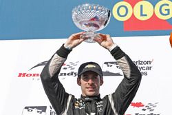 Il secondo classificato Simon Pagenaud, Team Penske Chevrolet, festeggia sul podio