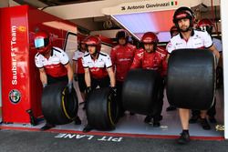 Sauber mechanics and Pirelli tyres