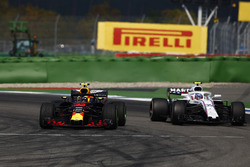 Max Verstappen, Red Bull Racing RB14 passeert Sergey Sirotkin, Williams FW41
