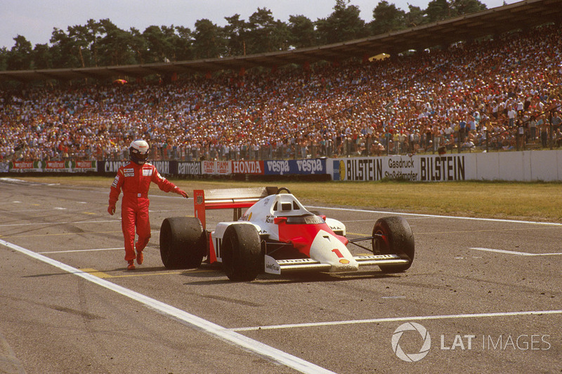 Alain Prost empuja su McLaren MP4-2C TAG después de quedarse sin combustible en la última vuelta