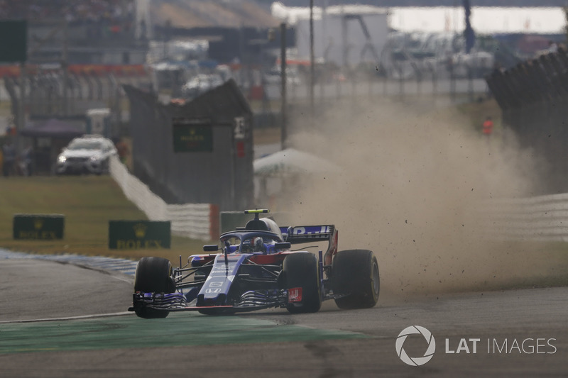 Pierre Gasly, Toro Rosso STR13, runs wide