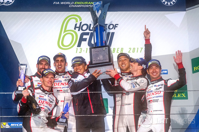 Podio: ganadores Anthony Davidson, Sébastien Buemi, Kazuki Nakajima, Toyota Gazoo Racing