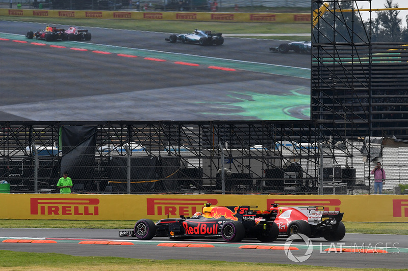Max Verstappen, Red Bull Racing RB13 and Sebastian Vettel, Ferrari SF70H battle at the start of the race