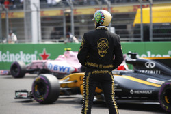 A colourfully dressed local watches Esteban Ocon, Sahara Force India F1 VJM10, Nico Hulkenberg, Renault Sport F1 Team RS17