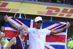2017 World Champion Lewis Hamilton, Mercedes AMG F1 celebrates with his mother Carmen Lockhart and t