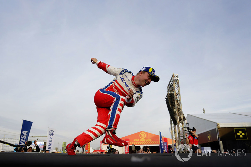 Ganador de la carrera Felix Rosenqvist, Mahindra Racing, celebra en el podio