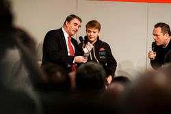 Nigel Mansell parla con Henry Hope-Frost, ed effettua un trucco di magia, con Billy Monger, sull'Aut